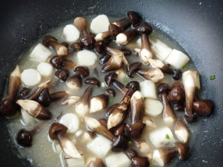 6、山药鸡汤浸姬松茸,所有材料煮熟