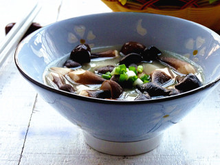 7、山药鸡汤浸姬松茸,上碟后撒葱花即可食用