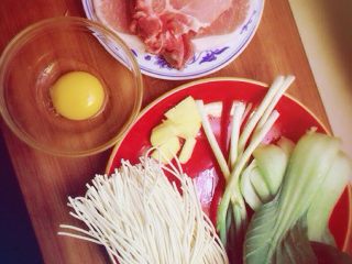 1、红烧大排面,准备食材，一个鸡蛋用来腌制大排，一个用来做荷包蛋（我只拍了一个蛋黄）