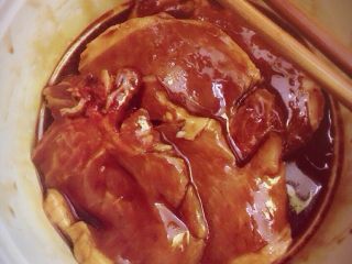 2、红烧大排面,碗里放生抽，老抽，蚝油，蚝油，生粉加一个蛋黄，大排在酱汁中腌制10分钟