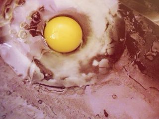 3、红烧大排面,趁着腌制时间。煎蛋