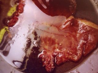 5、红烧大排面,大排入油锅煎至七分熟，取出