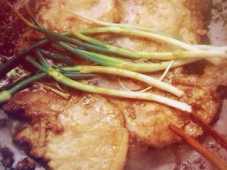 6、红烧大排面,锅里留油，姜片铺底，放入大排，葱和酱汁，注水没过大排，大火煮五分钟左右，