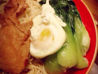 8、红烧大排面,煮好面条，放上蔬菜，荷包蛋和大排，看起来是不是很棒呀