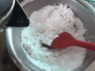 1、番薯汤圆糖水,木薯粉里加开水，边倒水边搅拌到无干粉状态后停止加水。