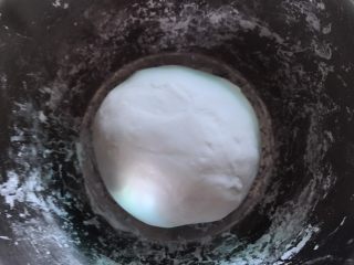 2、番薯汤圆糖水,把面团揉光滑，盖保鲜膜静置20分钟。