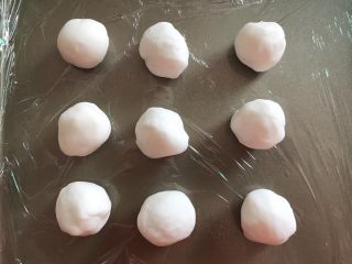 3、番薯汤圆糖水,把静置好的面团分成15克左右一个的小面团。