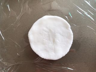 5、番薯汤圆糖水,取一个小面团按成中间厚周围薄的块状。