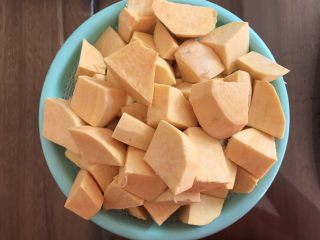 9、番薯汤圆糖水,切成块状