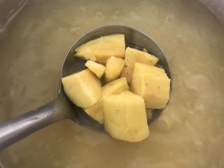 11、番薯汤圆糖水,把番薯煮软