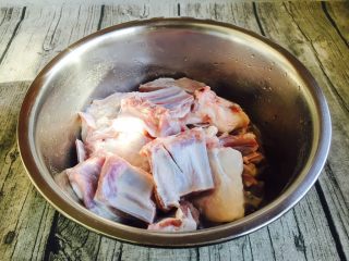 8、#感恩节食谱# 锅仔萝卜羊排,把羊排清洗干净备用。