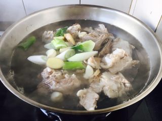 14、#感恩节食谱# 锅仔萝卜羊排,放入葱姜蒜。