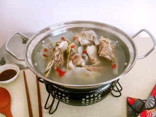 18、#感恩节食谱# 锅仔萝卜羊排,放在锅仔里保温,吃的时候暖暖的。