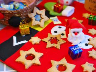 1、【圣诞节】蔓越莓玻璃糖饼干,待饼干完全晾凉后再从烤盘取下，密封保存。