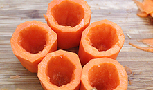 2、双喜海味珍,用小勺将里面的瓜肉去掉,放盘子里备用