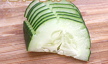 8、双喜海味珍,然后横着切黄瓜片,但不要切断,切了8刀后切断