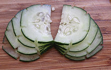 9、双喜海味珍,然后从中间往两边小心撕开放平,就成了莲花状,中间摆上圣女果做花芯儿