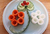 10、双喜海味珍,然后将剩下的黄瓜切薄片,逐一围摆起来就可以了