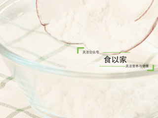 1、玫瑰圆子梨汤, 碗内倒入藕粉和一半的糯米粉，搅拌均匀。注意是一半的糯米粉，千万不要一次全倒了。