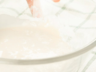 2、玫瑰圆子梨汤,加水和匀。