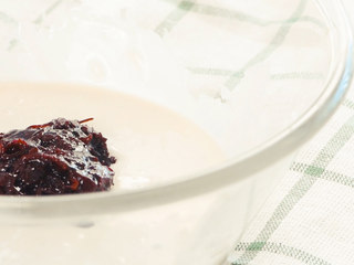 3、玫瑰圆子梨汤,放入玫瑰酱20克。