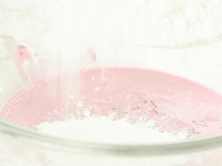 4、玫瑰圆子梨汤,倒入剩下一半的糯米粉。这样做好的玫瑰圆子不会粘手，并且每颗圆子里都有玫瑰。