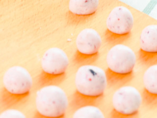 6、玫瑰圆子梨汤, 搓成小圆子。做好的圆子一次吃不完，可以放冰箱冷冻保存，就像冷冻水饺一样