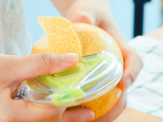 7、玫瑰圆子梨汤,梨，皮削好，切小块。梨，清肺化痰，生津止渴。