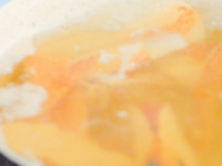 9、玫瑰圆子梨汤,煮沸后转小火煮15分钟。梨皮，清心降火，生津解疮毒，食用时不要轻易丢掉。