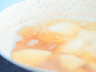 11、玫瑰圆子梨汤,放入梨块，冰糖，煮15分钟。