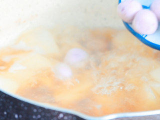 12、玫瑰圆子梨汤,放入玫瑰圆子。