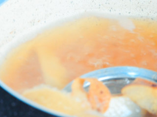 10、玫瑰圆子梨汤, 取出梨皮。