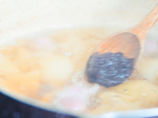 13、玫瑰圆子梨汤,煮至玫瑰圆子，浮出水面。放剩下的5克玫瑰花酱，拌匀，完成。