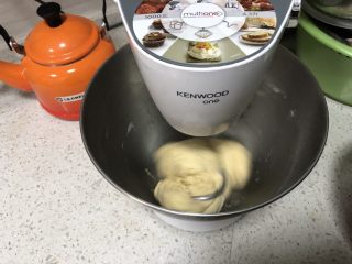 2、圣诞花环面包,启动厨师机3档和面