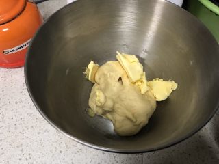3、圣诞花环面包,直到面团出筋，用手按上去不会粘手上，加入提前软化切片的黄油，继续4档揉面，大约15分钟