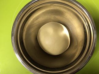 5、圣诞花环面包,把面团揉圆，放入容器内，盖上湿毛巾，天冷放烤箱发酵档发酵1个小时