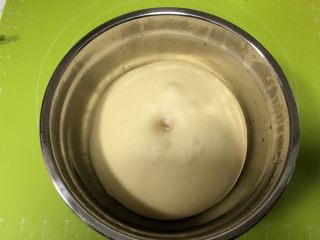 6、圣诞花环面包,1小时后面团发到原来面团大小的2倍，可以用手指蘸一点面粉戳一下面团检查，面团不会回缩即可