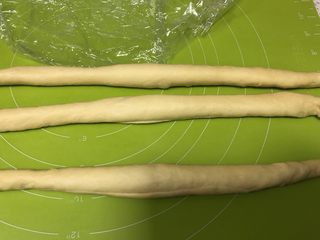 10、圣诞花环面包,松弛好的面团轻轻慢慢的搓长