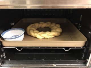 13、圣诞花环面包,放入烤箱，烤箱内放一杯温水，发酵档发酵半小时