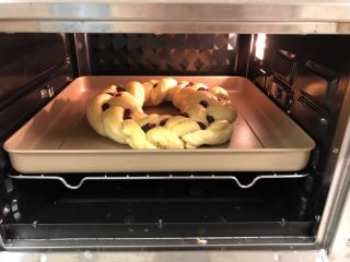 15、圣诞花环面包,烤箱提前预热，上火160度，下火170度，烤30分钟