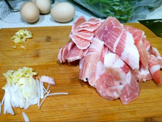 1、辣白菜五花肉,葱切丝,蒜切末,五花肉切片。