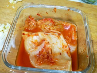 2、辣白菜五花肉,辣白菜从冰箱里拿出来放一放。