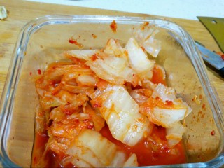 3、辣白菜五花肉,剪成小段。