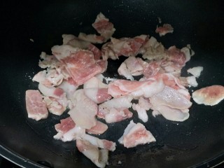 4、辣白菜五花肉,热油,下锅先炒肉。