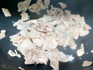 5、辣白菜五花肉,肉煸出一点点油。