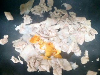 6、辣白菜五花肉,加入一勺生抽。继续翻炒1分钟。