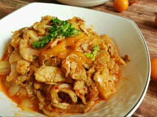 11、辣白菜五花肉,肉经过酸味的洗礼后一点都不腻,反而更加好吃。