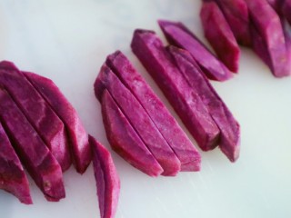 3、宝宝辅食之紫薯粥,切成片后在将每个片片切成细条