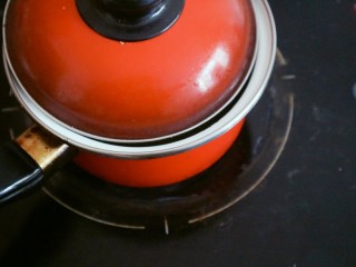 7、宝宝辅食之紫薯粥,将锅盖盖上等水沸后开盖