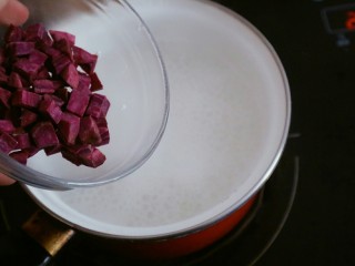 8、宝宝辅食之紫薯粥,大火熬一开后加入切好的紫薯块